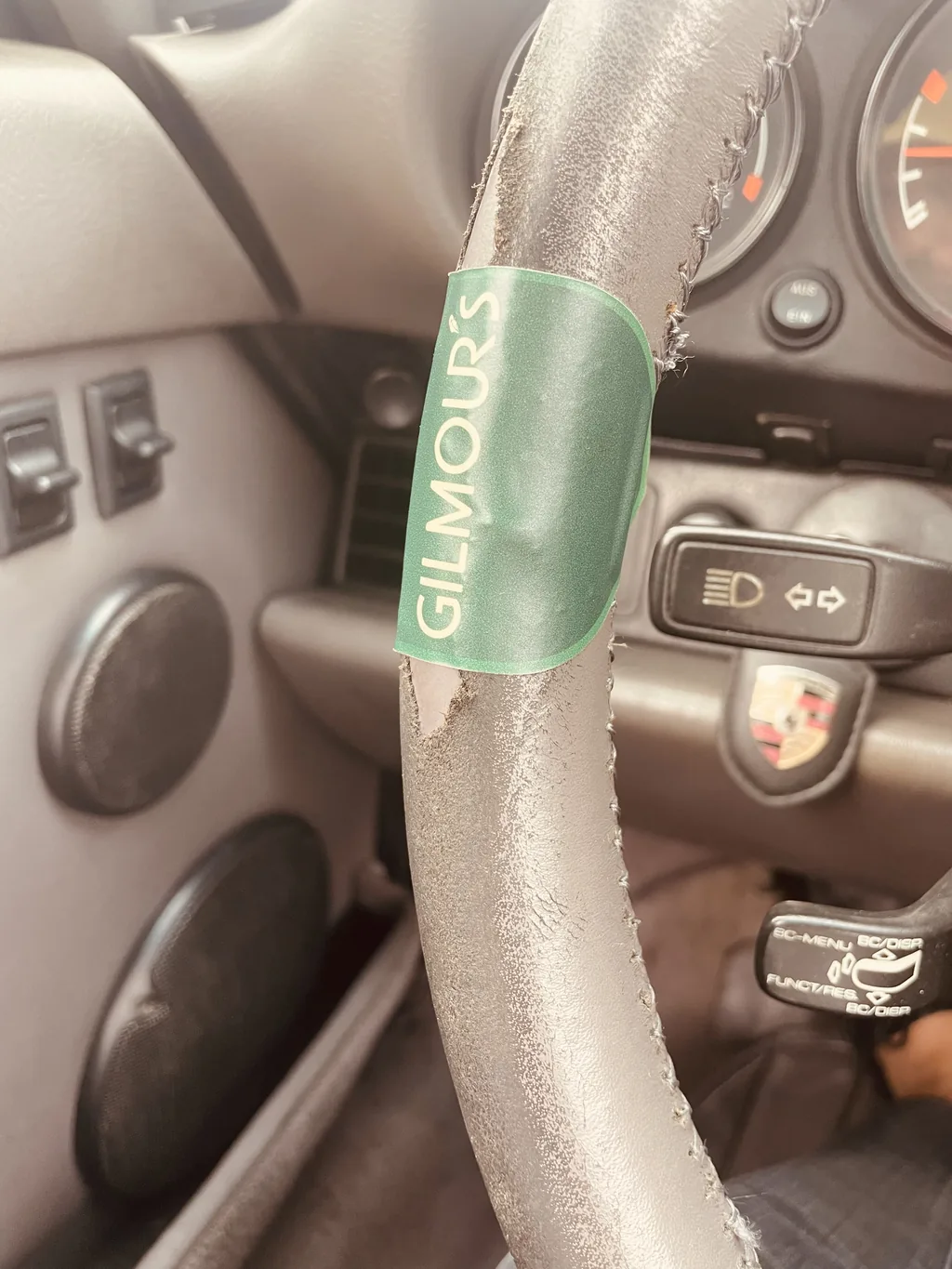 GILMOUR'S Sticker auf Porsche-Lenkrad – Antrieb
