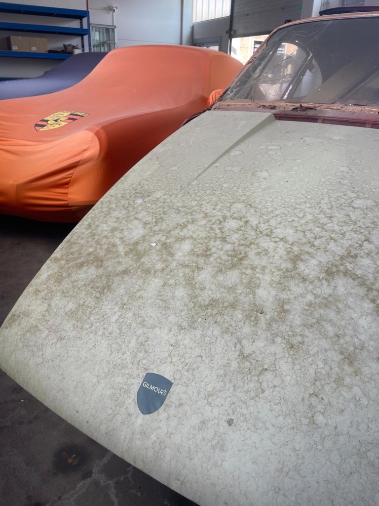 Porsche unter Abdeckung und patinierte Motorhaube – Werte